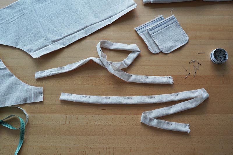 Střih na dámskou zástěru zdarma + návod na šití krok za krokem: Zavazování