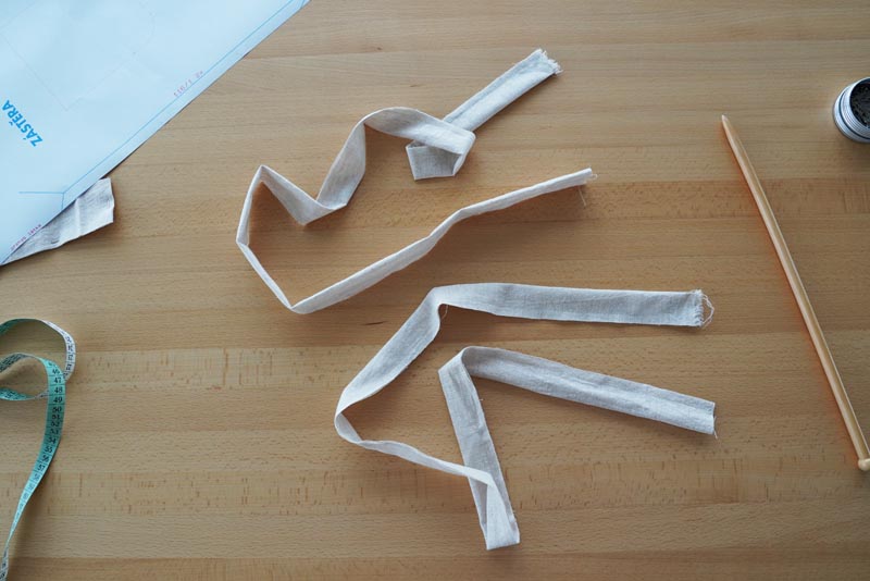 Střih na dámskou zástěru zdarma + návod na šití krok za krokem: Zavazování