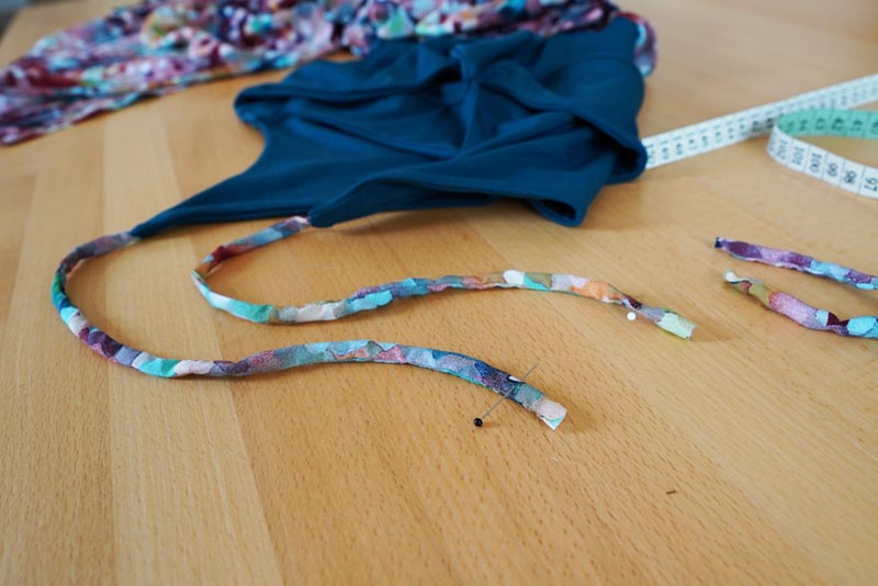 Jak ušít dámské maxišaty - dokončení ramínek