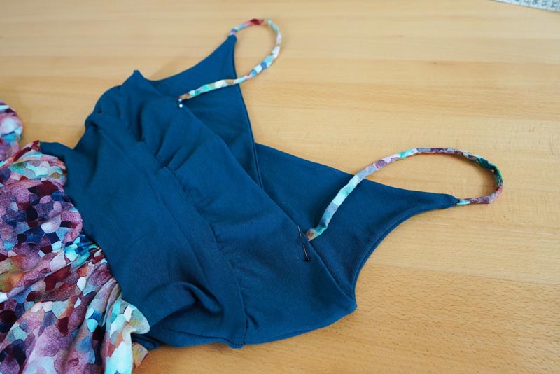 Jak ušít dámské maxišaty - dokončení ramínek