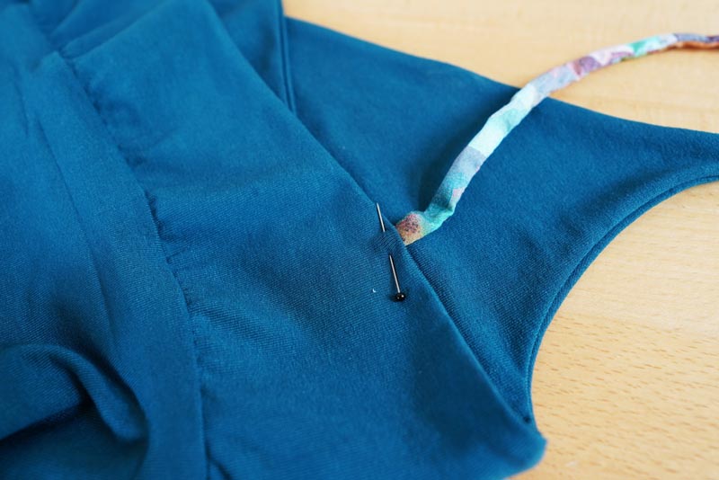 Jak ušít dámské maxišaty - dokončení ramínek