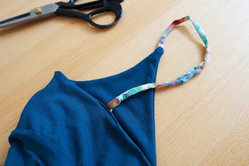 Jak ušít dámské maxišaty - dokončení ramínek