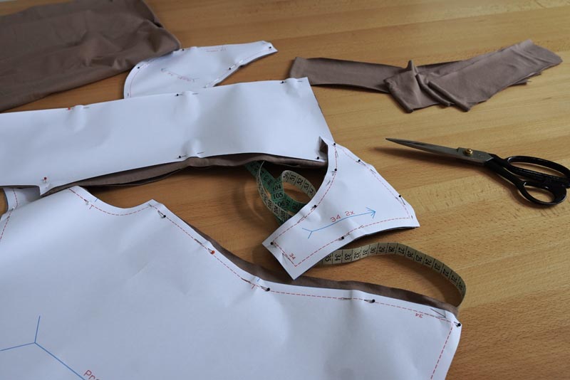 Střih a návod na jednoduché dámské tričko s překřížením - střihová příprava