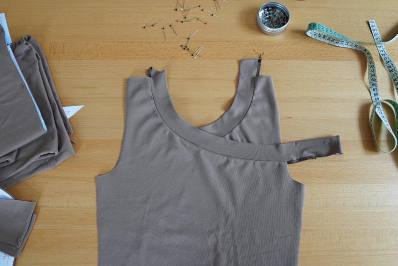 Střih a návod na jednoduché dámské tričko s překřížením - přední díl