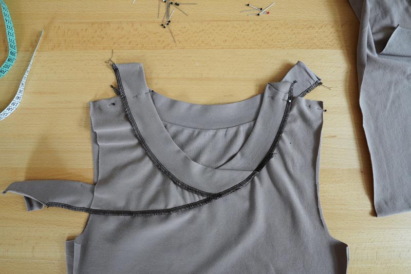 Střih a návod na jednoduché dámské tričko s překřížením - ramenní švy