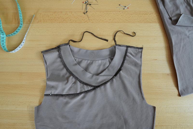 Střih a návod na jednoduché dámské tričko s překřížením - ramenní švy