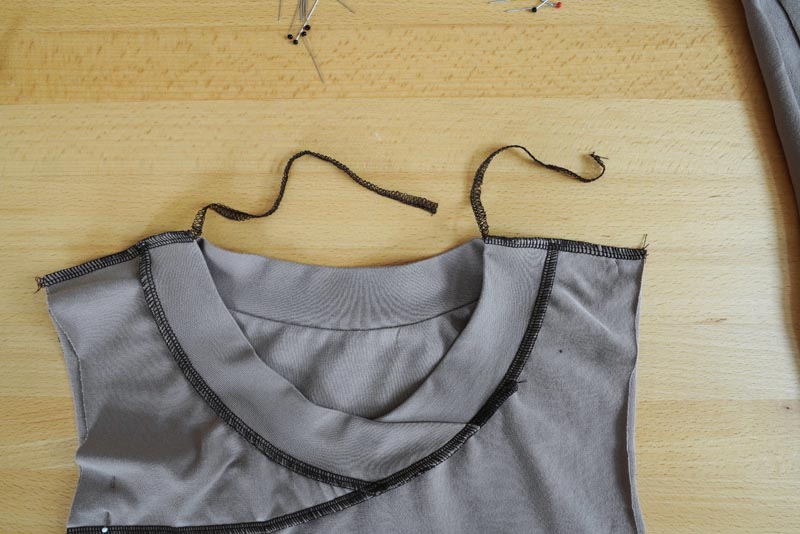 Střih a návod na jednoduché dámské tričko s překřížením - ramenní švy