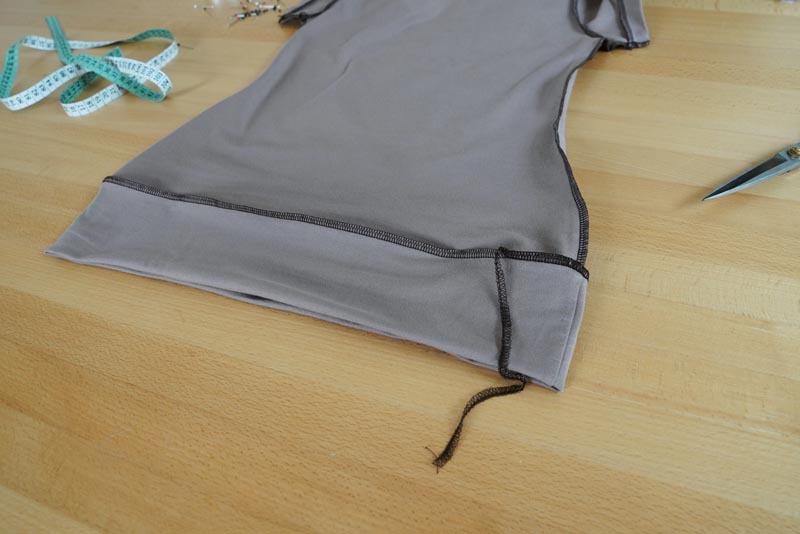 Střih a návod na jednoduché dámské tričko s překřížením - spodní lem