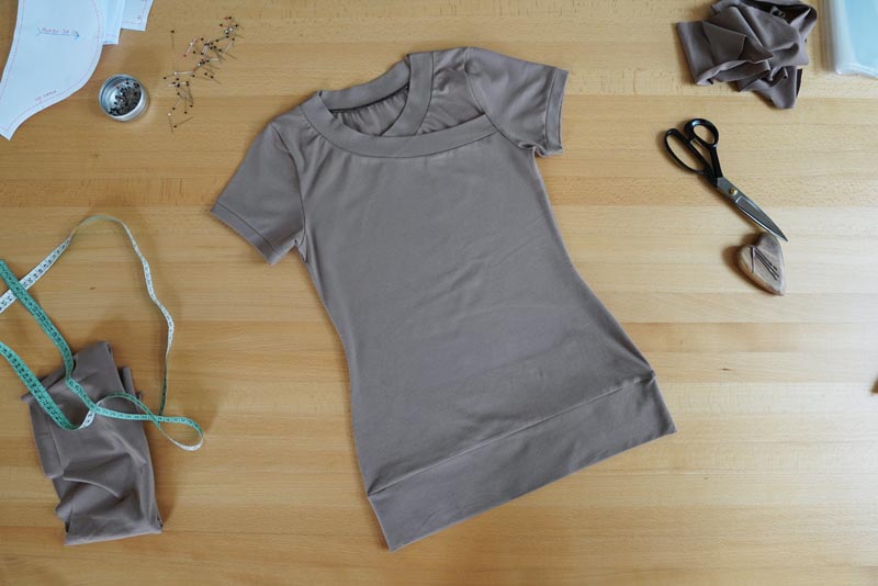 Střih a návod na jednoduché dámské tričko s překřížením