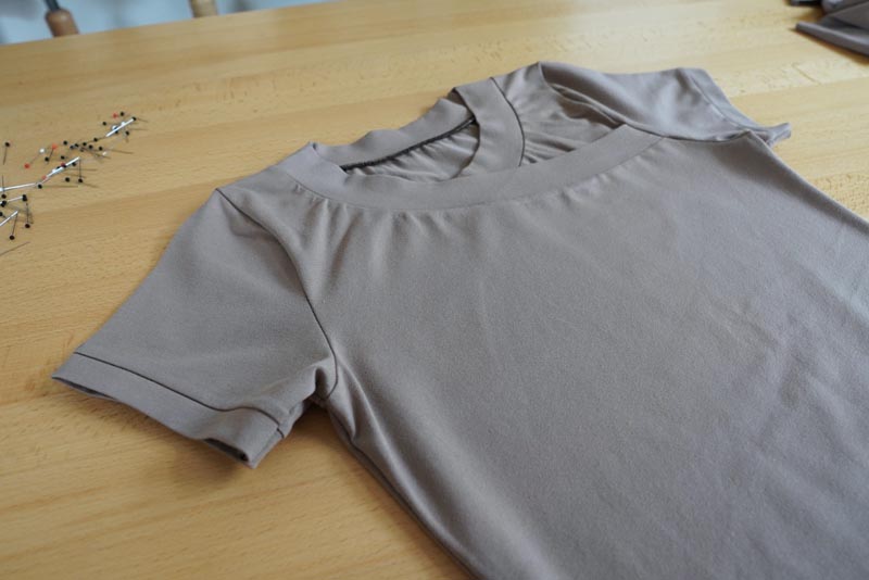 Střih a návod na jednoduché dámské tričko s překřížením