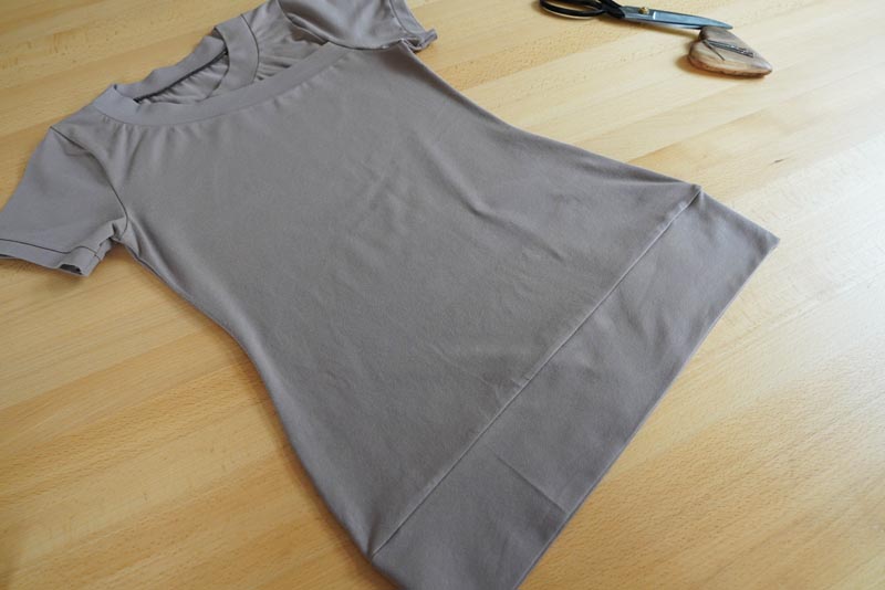 Střih a návod na jednoduché dámské tričko s překřížením