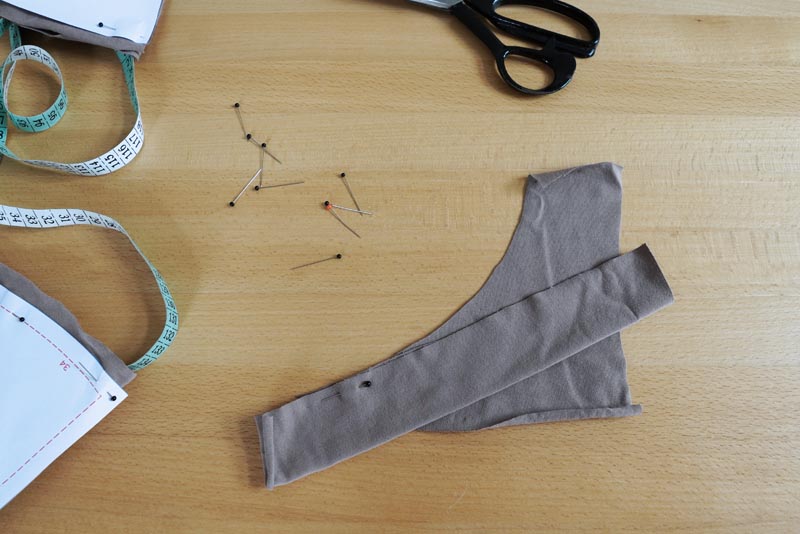 Střih a návod na jednoduché dámské tričko s překřížením - přední dílek ramenní