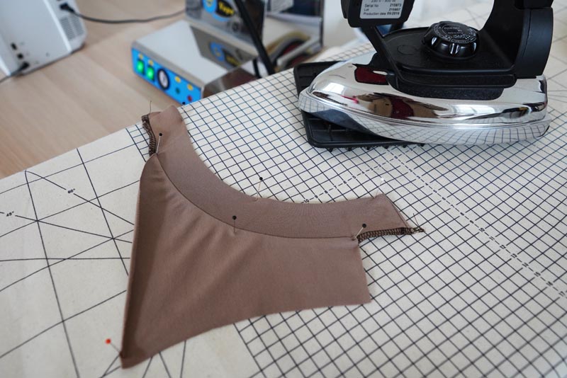 Střih a návod na jednoduché dámské tričko s překřížením - přední dílek ramenní