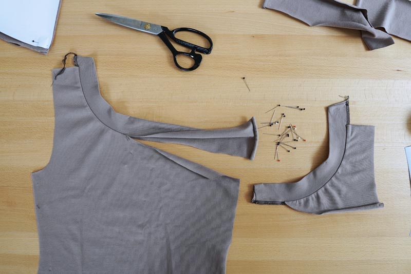 Střih a návod na jednoduché dámské tričko s překřížením - přední díl