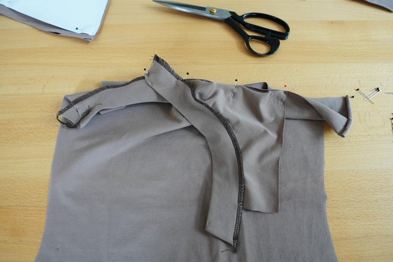 Střih a návod na jednoduché dámské tričko s překřížením - přední díl