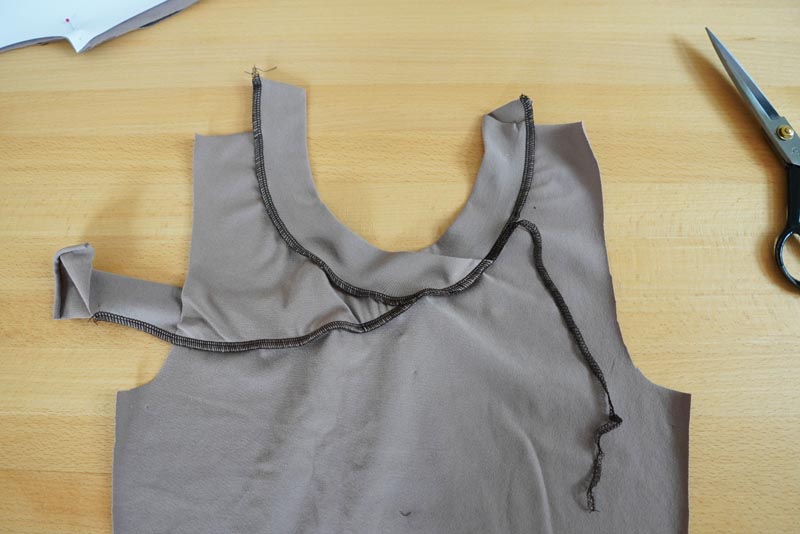 Střih a návod na jednoduché dámské tričko s překřížením - přední díl