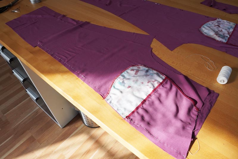 Jak ušít jednoduché dámské široké letní kalhoty s rozparkem - stehování nohavic