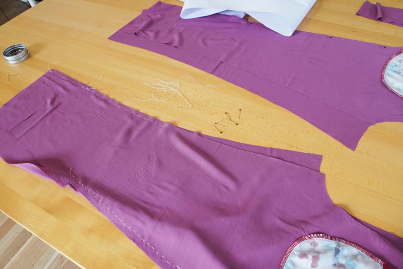 Jak ušít jednoduché dámské široké letní kalhoty s rozparkem - stehování nohavic