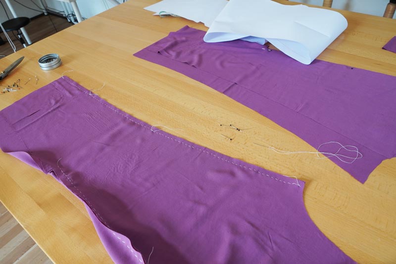 Jak ušít jednoduché dámské široké letní kalhoty s rozparkem - stehování nohavic