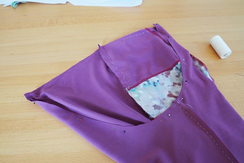 Jak ušít jednoduché dámské široké letní kalhoty s rozparkem - stehování sedového švu