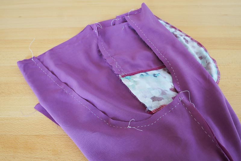 Jak ušít jednoduché dámské široké letní kalhoty s rozparkem - stehování sedového švu