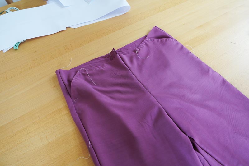 Jak ušít jednoduché dámské široké letní kalhoty s rozparkem - stehování sedového švu