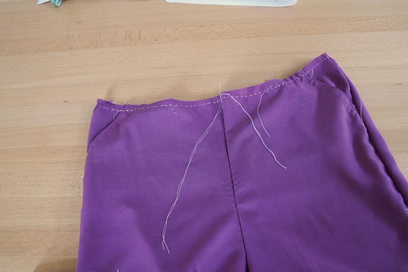 Jak ušít jednoduché dámské široké letní kalhoty s rozparkem - pomocné stehování pro zkoušku kalhot