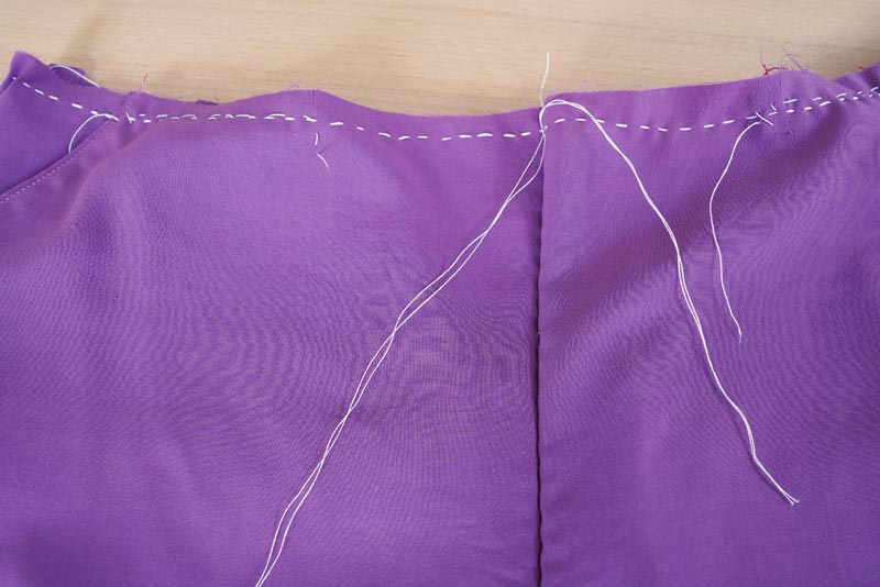 Jak ušít jednoduché dámské široké letní kalhoty s rozparkem - pomocné stehování pro zkoušku kalhot