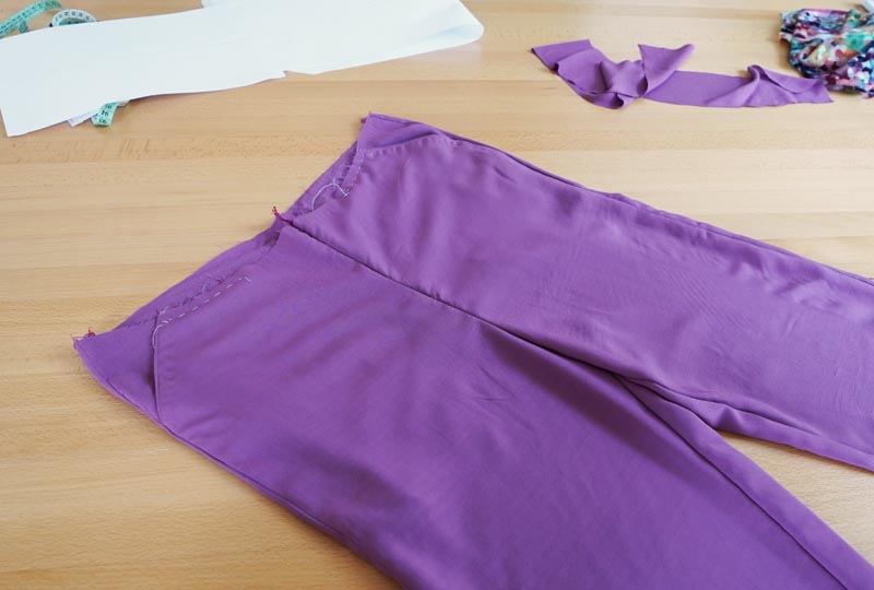 Jak ušít jednoduché dámské široké letní kalhoty s rozparkem - šití sedového švu