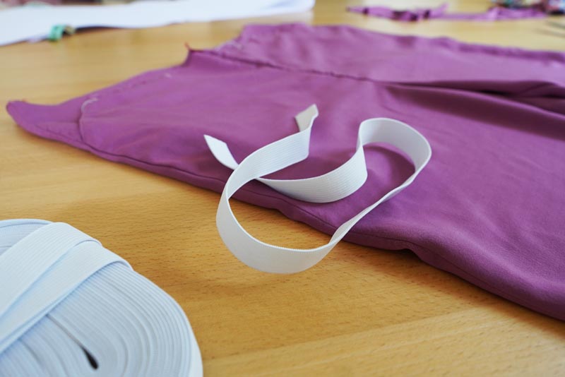 Jak ušít jednoduché dámské široké letní kalhoty s rozparkem - guma do pasu