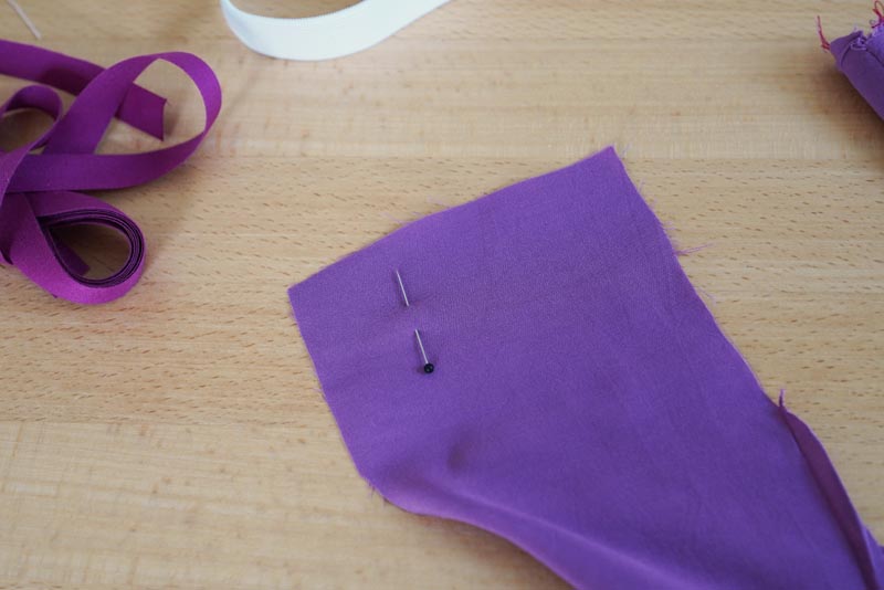 Jak ušít jednoduché dámské široké letní kalhoty s rozparkem - průchodky v pásku (pasovém límci)