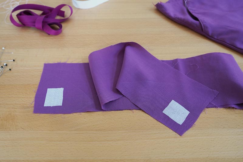 Jak ušít jednoduché dámské široké letní kalhoty s rozparkem - průchodky v pásku (pasovém límci)