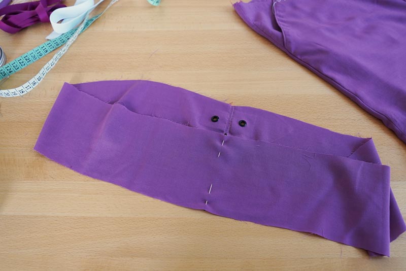 Jak ušít jednoduché dámské široké letní kalhoty s rozparkem - sešití pásku (pasového límce)
