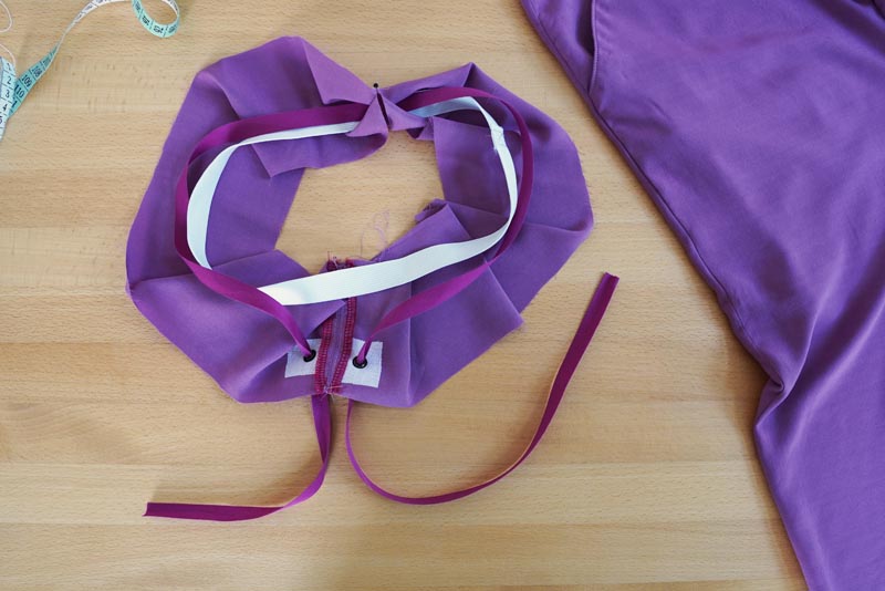 Jak ušít jednoduché dámské široké letní kalhoty s rozparkem - příprava pásku s gumou a tkanicí