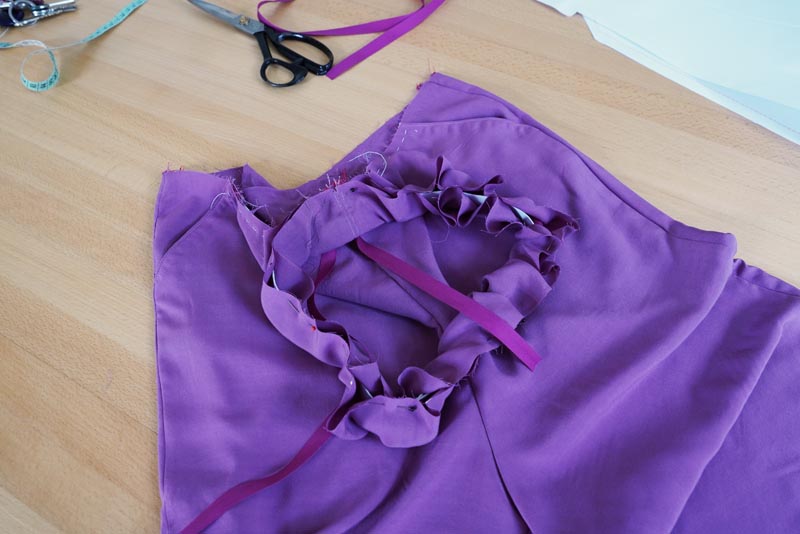 Jak ušít jednoduché dámské široké letní kalhoty s rozparkem - příprava pásku s gumou a tkanicí