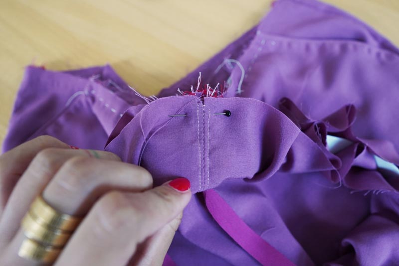 Jak ušít jednoduché dámské široké letní kalhoty s rozparkem - příprava pásku s gumou a tkanicí