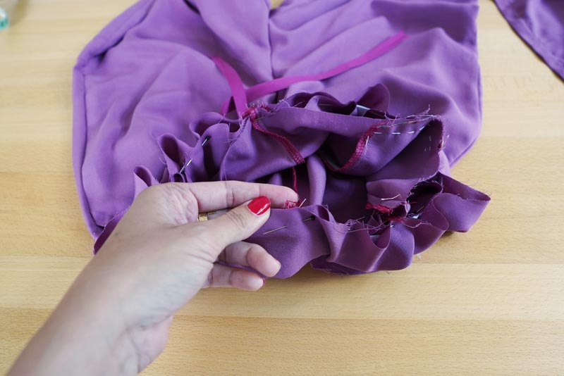 Jak ušít jednoduché dámské široké letní kalhoty s rozparkem - příprava pásku s gumou a tkanicí