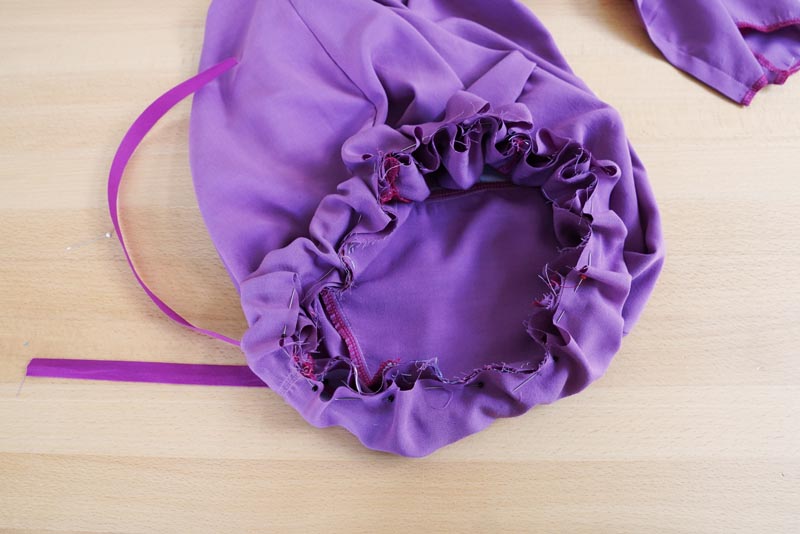 Jak ušít jednoduché dámské široké letní kalhoty s rozparkem - všití pásku s gumou a tkanicí do pasu kalhot