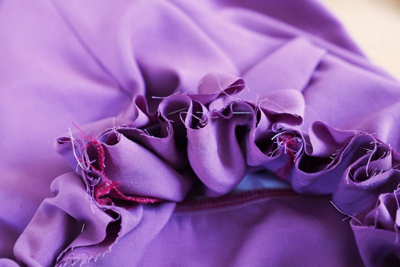 Jak ušít jednoduché dámské široké letní kalhoty s rozparkem - všití pásku s gumou a tkanicí do pasu kalhot