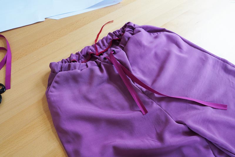 Jak ušít jednoduché dámské široké letní kalhoty s rozparkem - všití pásku s gumou a tkanicí do pasu kalhot