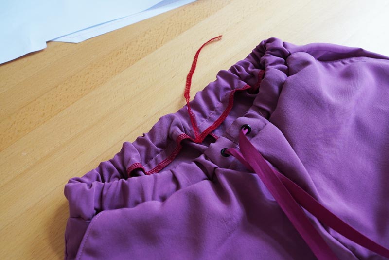 Jak ušít jednoduché dámské široké letní kalhoty s rozparkem - všití pásku s gumou a tkanicí do pasu kalhot