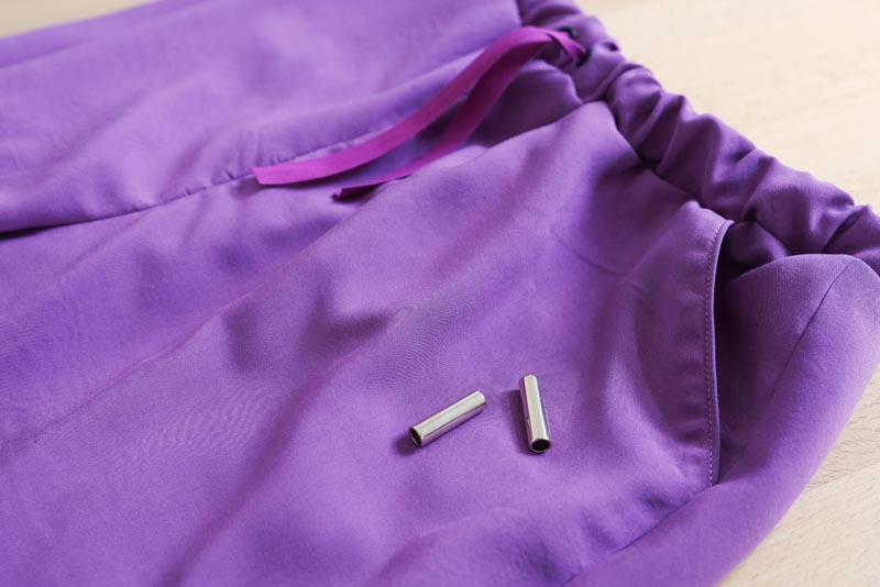 Jak ušít jednoduché dámské široké letní kalhoty s rozparkem - koncovky tkanice