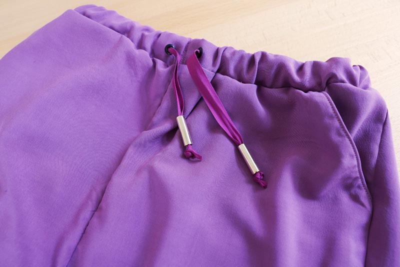 Jak ušít jednoduché dámské široké letní kalhoty s rozparkem - koncovky tkanice