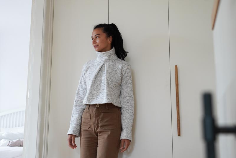 Střih  na dámskou crop mikinu s protizáhybem v předním dílu, rozparky v bočních švech a rolákem