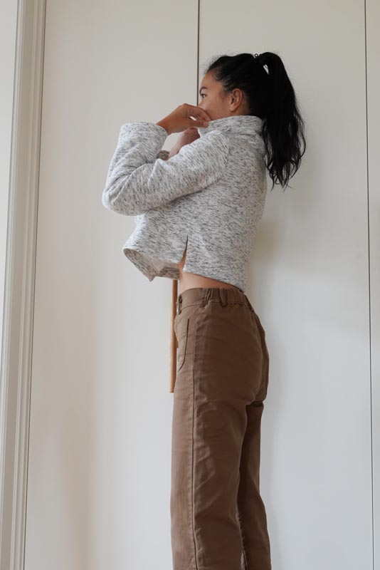 Střih  na dámskou crop mikinu s protizáhybem v předním dílu, rozparky v bočních švech a rolákem