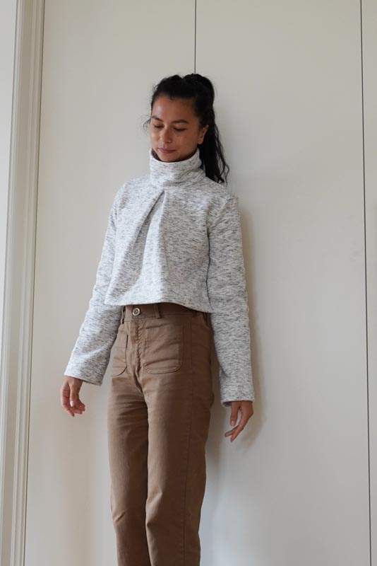 Střih  na dámskou crop mikinu s protizáhybem v předním dílu, rozparky v bočních švech a rolákem