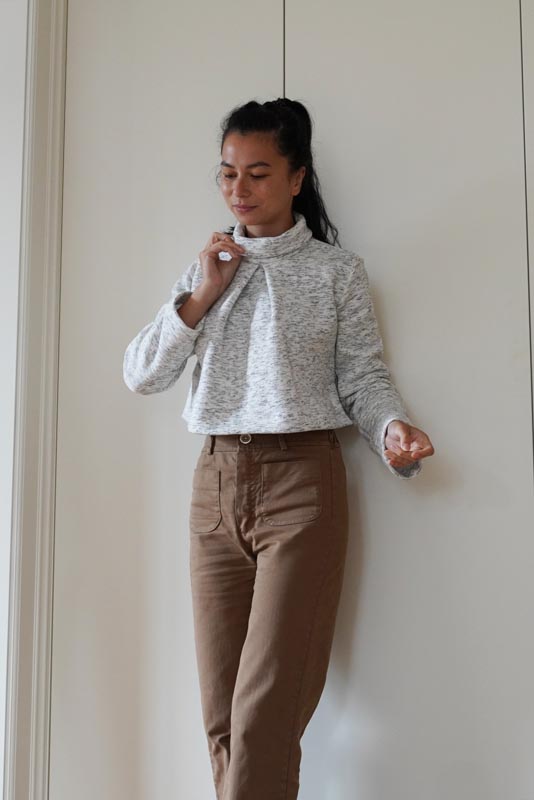 Střih  na dámskou crop mikinu s protizáhybem v předním dílu, rozparky v bočních švech a rolákem