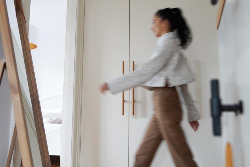 Střih  na dámskou crop mikinu s protizáhybem v předním dílu, rozparky v bočních švech a rolákem