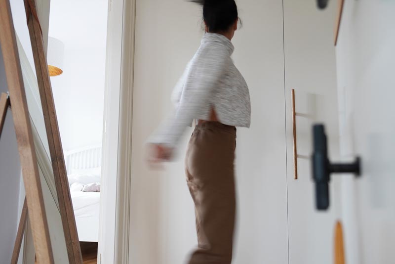 Střih  na dámskou crop mikinu s protizáhybem v předním dílu, rozparky v bočních švech a rolákem