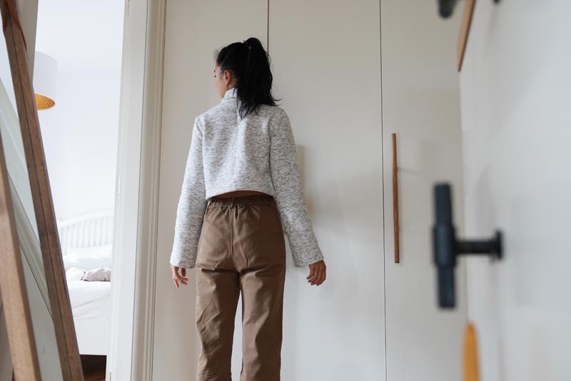 Střih  na dámskou crop mikinu s protizáhybem v předním dílu, rozparky v bočních švech a rolákem